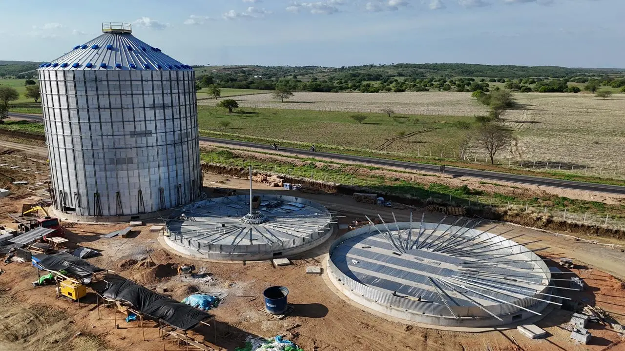 Imagem de um silo de grãos pronto e outros dois em construção, na área rural do município de Iguatu.