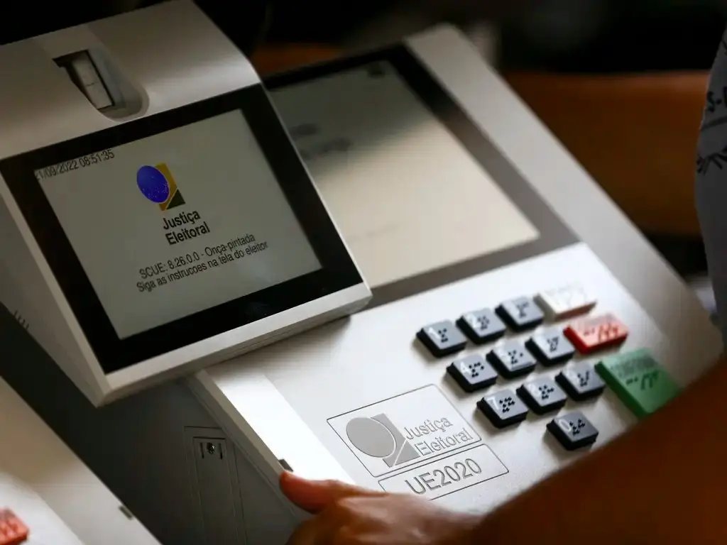 Urna eletrônica com dígitos de 0 a 9, botão branco, botão vermelho de 