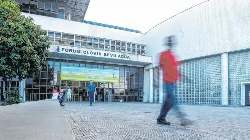 homem embaçado saindo do forum clovis bevilaqua fachada calçada.