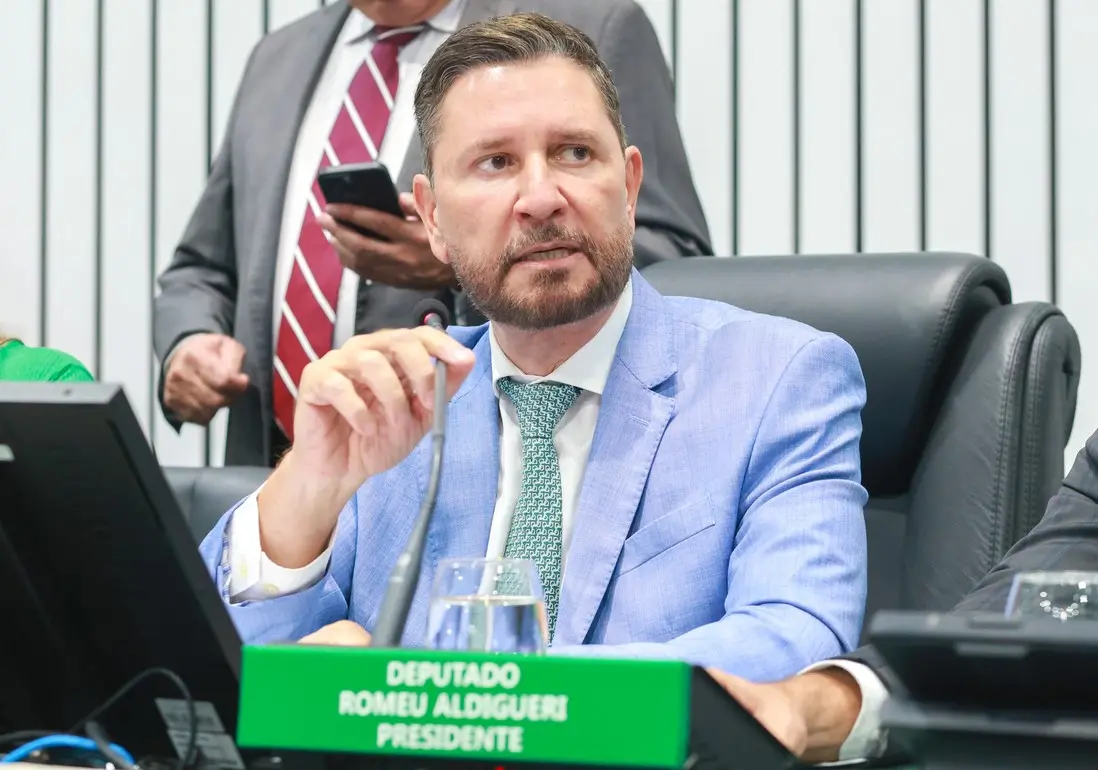 Romeu Aldigueri durante pronunciamento no Plenário 13 de Maio da Alece.