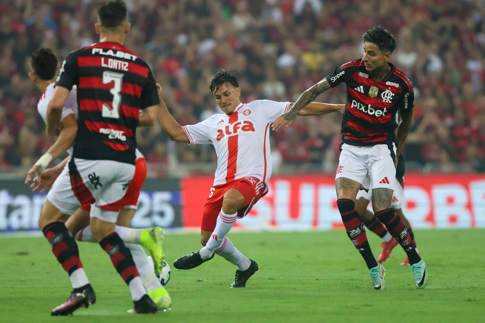 Flamengo e Internacional se enfrentam nesta quarta-feira (4) na Série A do Brasileirão, em partida válida pela segunda rodada do Campeonato Brasileiro