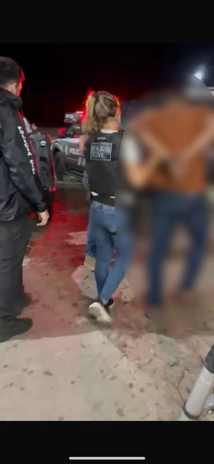 prisao homem feminicidio mulher loira policial levando algemado maos para tras.