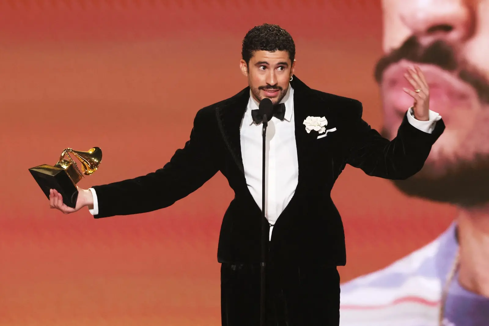 Cantor Bad Bunny no palco do Grammy 2026.