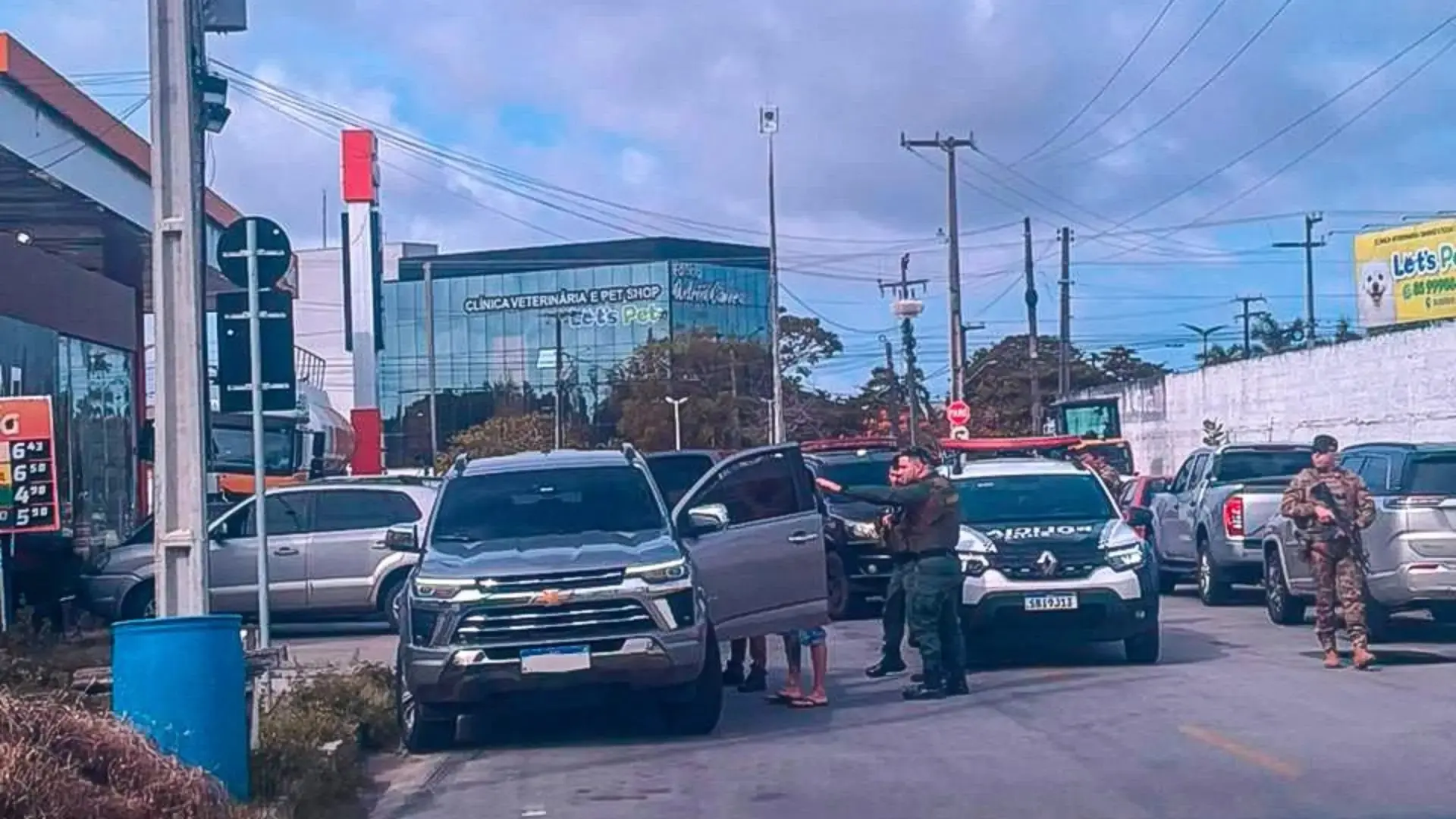 Momento da prisão com policiais.