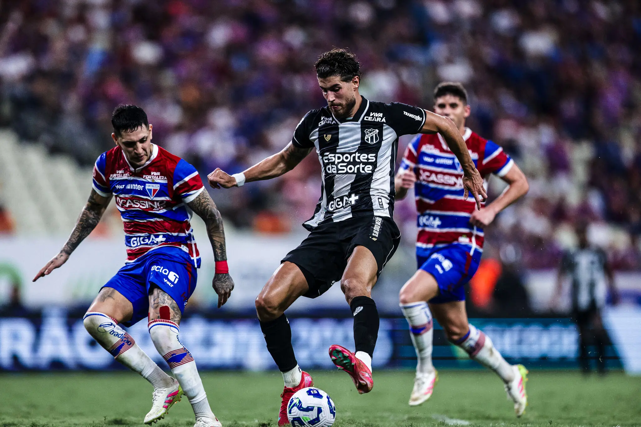 Foto de jogadores de Ceará e Fortaleza no Clássico-Rei