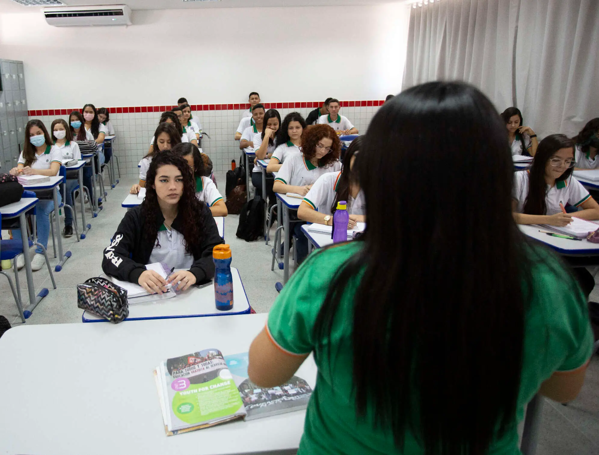 Foto de professor em sala de aula no Ceará.