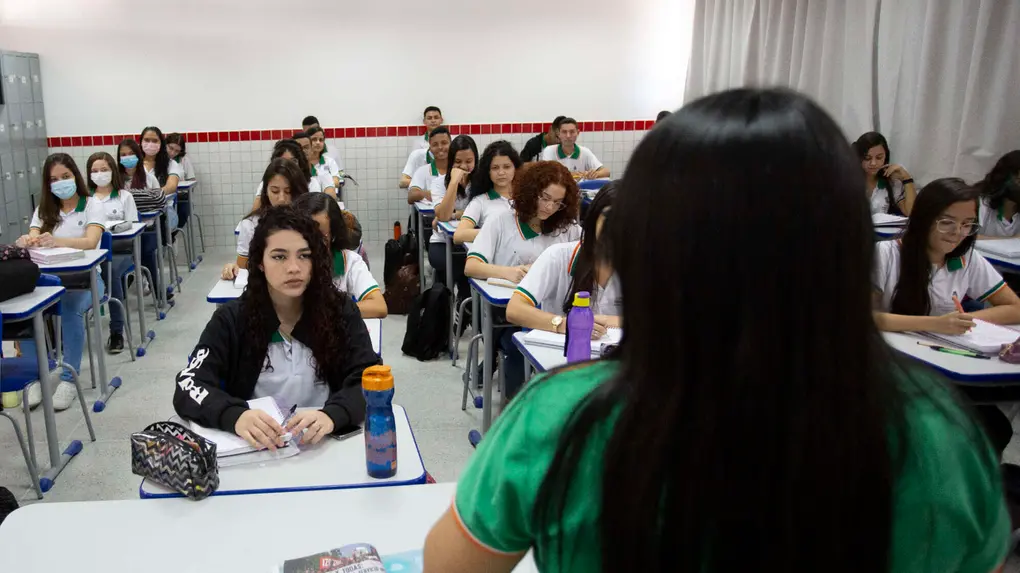 Foto de professor em sala de aula no Ceará.
