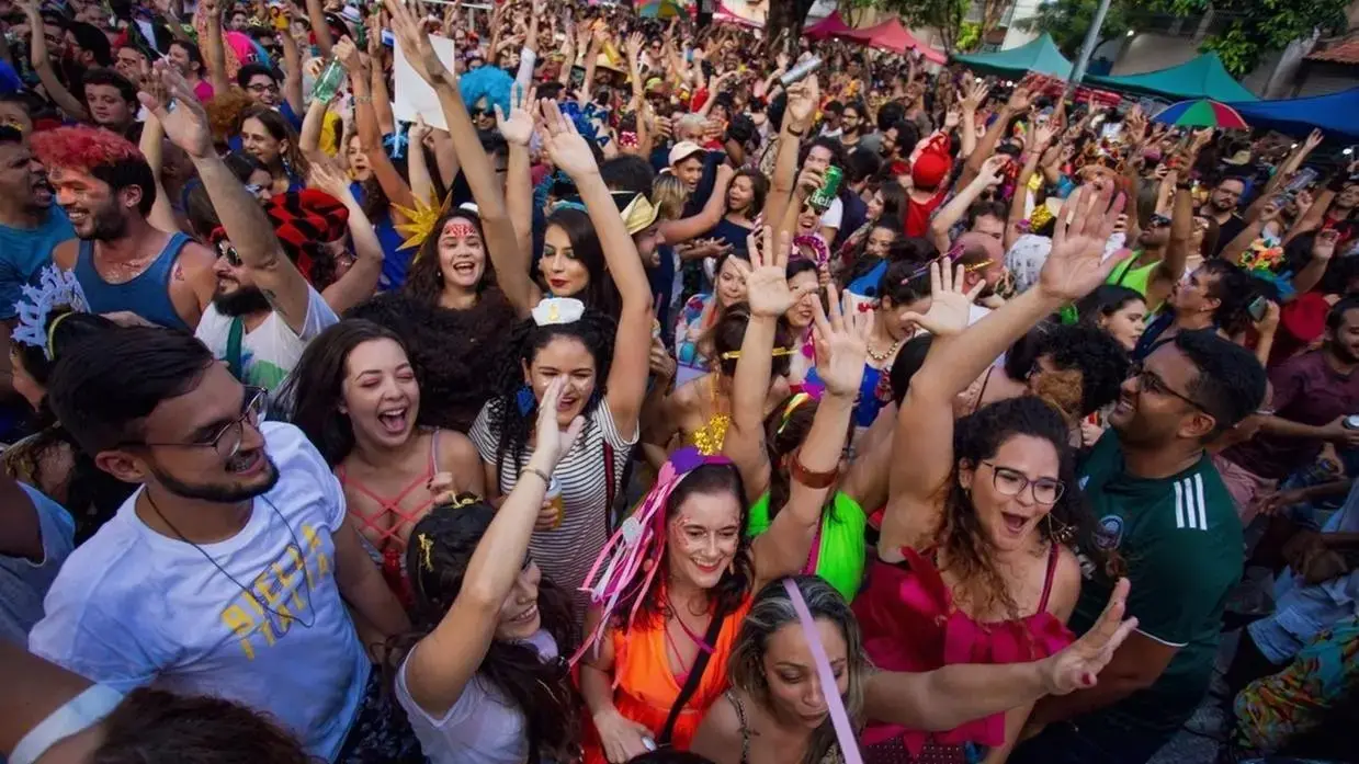 Multidão de foliões pulando carnaval.