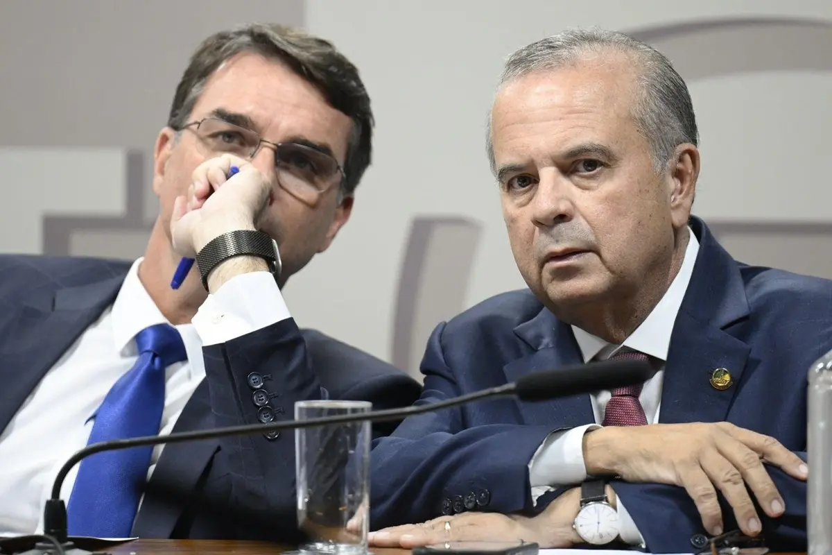 Senadores Flávio Bolsonaro e Rogério Marinho