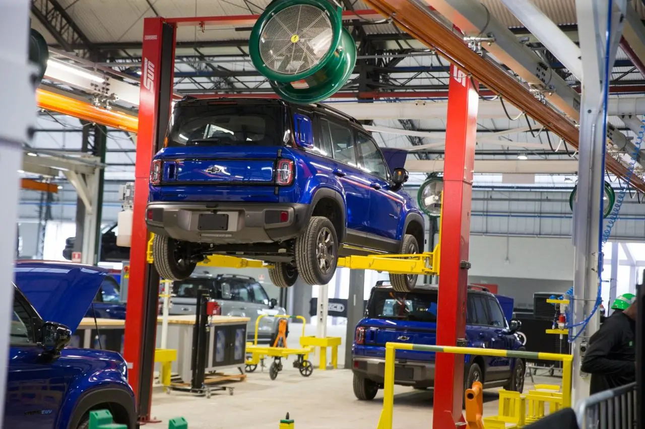 Foto de produção de carros elétricos no polo automotivo de Horizonte, na Grande Fortaleza.