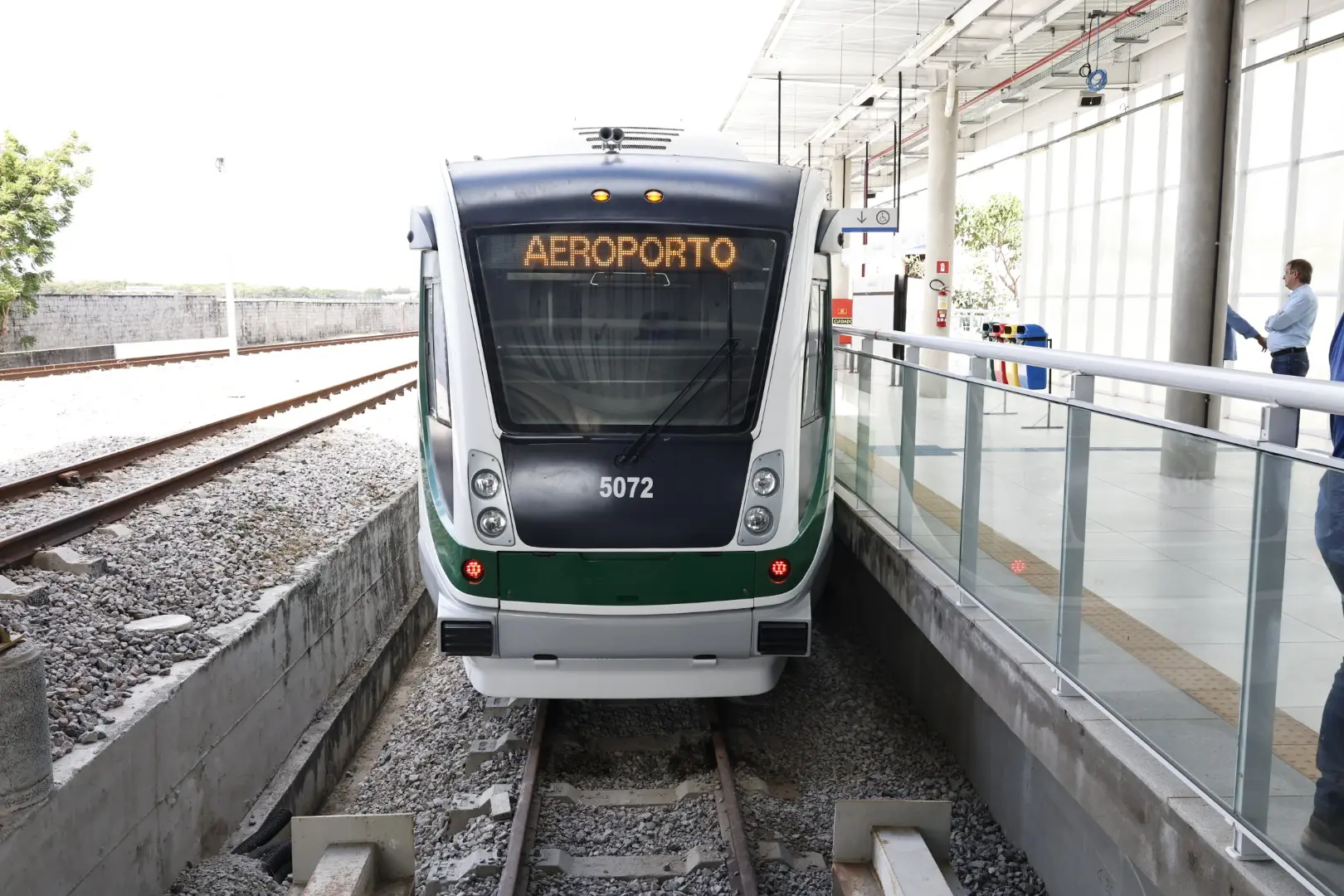 Imagem mostra trem do VLT de Fortaleza sobre trilhos com letreiro escrito Aeroporto.
