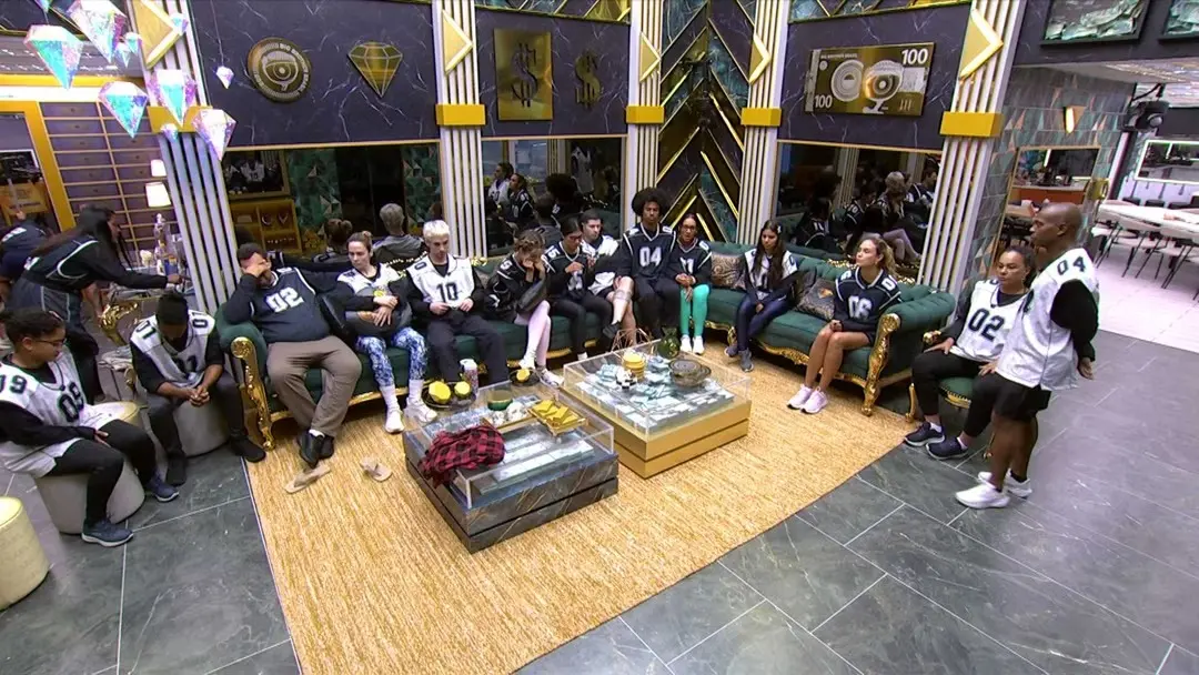 Participantes na sala da casa.