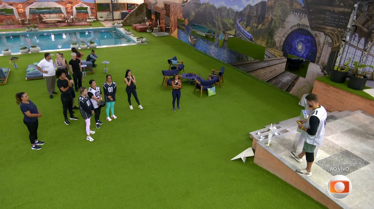 Foto do líder Jonas Sulzbach entregando as pulseiras do vip após ganhar a prova da semana.