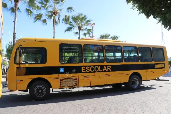 foto de ônibus escolar da frota municipal de Nova Russas.