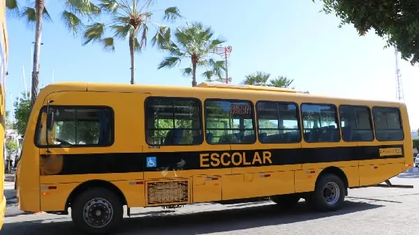 foto de ônibus escolar da frota municipal de Nova Russas.