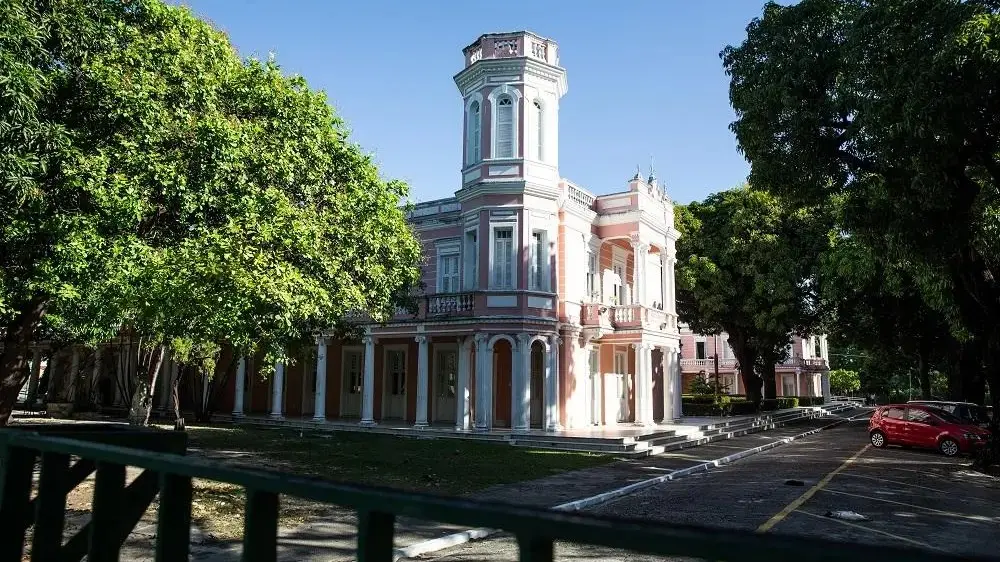Imagem mostra a Reitora da Universidade Federal do Ceará.