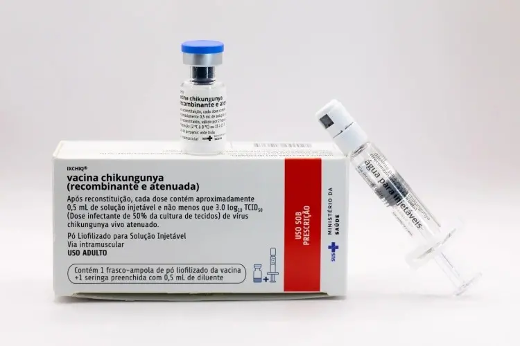 Imagem mostra caixa e frasco da vacina contra a chikingunya.