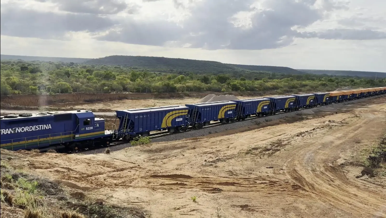 Imagem de um trem andando pela ferrovia Transnordestina, na viagem entre o Piauí e o Ceará.