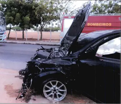 carro preto batida acidente 2013.