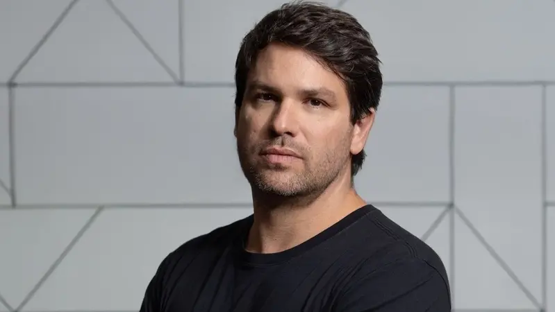 Daniel Paschino é engenheiro mecânico