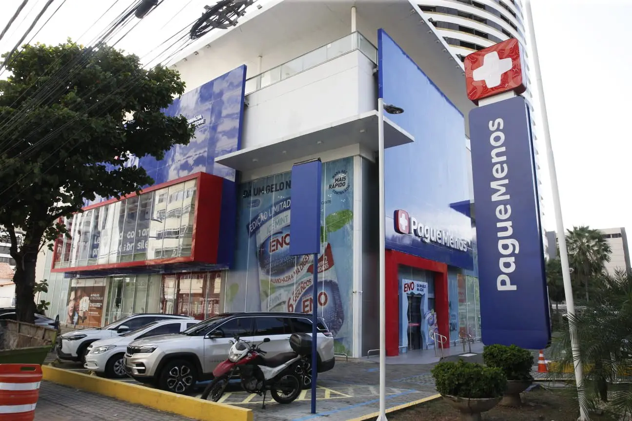 Fachada da farmácia Pague Menos, na avenida Santos Dumont, em Fortaleza.