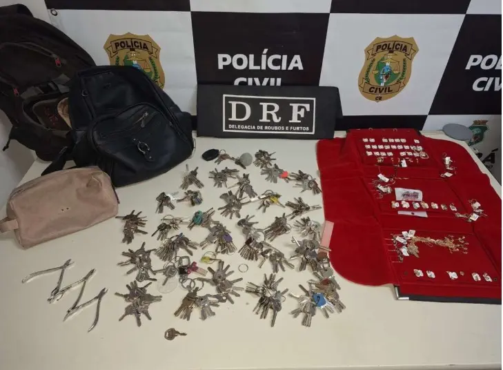 Imagem com dezenas de chaves utilizadas pela suspeita para invadir apartamentos e furtar objetos