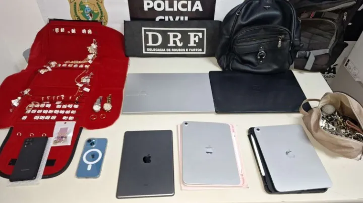 Celulares, tabletes e notebooks furtados pela suspeita em um dos apartamentos.
