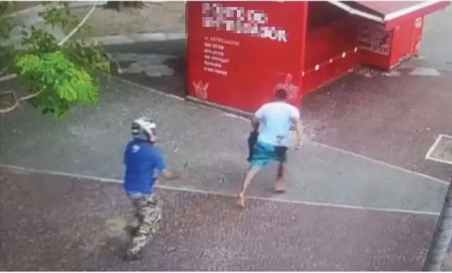 trecho imagem de camera de seguranca homem de capacete correndo com faca atras da vitima, via publica.