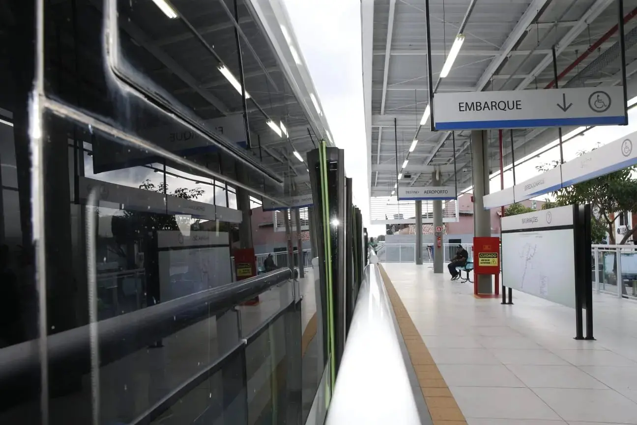 Imagem mostra estação do ramal da inauguração do VLT aeroporto em Fortaleza.