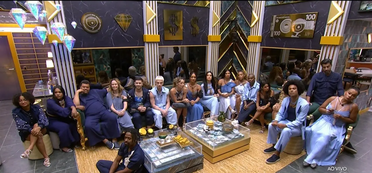 Foto dos participantes do BBB 26 reunidos na sala da casa.