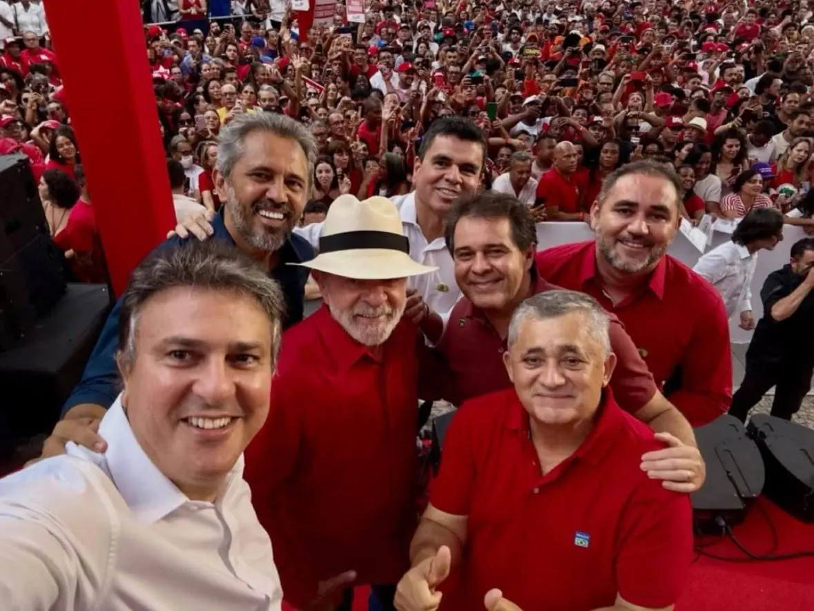 Camilo, Evandro, Elmano, Lula, Chagas, Missias e Guimarães em selfie no aniversário do PT.