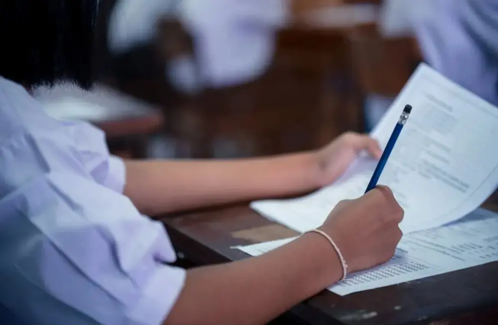 Candidata faz prova de concurso público em sala de aula. Imagem usada em matéria sobre concurso público em Assaré que teve as inscrições prorrogadas.