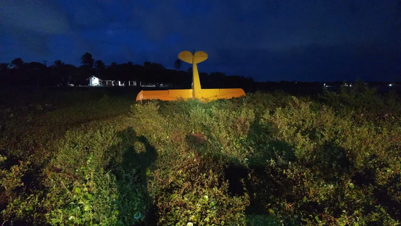 Foto do avião de pequeno porte que caiu próximo à Lagoa do Catu, na cidade de Aquiraz, no Ceará.