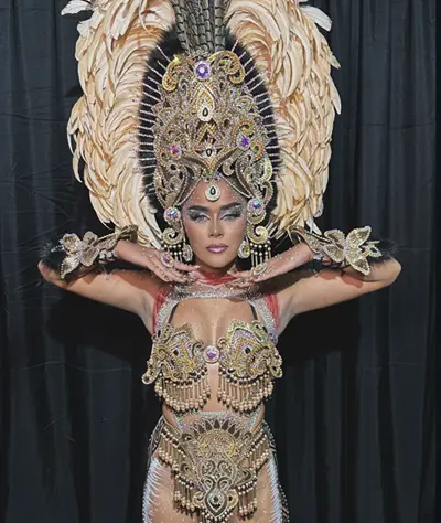 layane rainha fantasia mulher sorrindo.