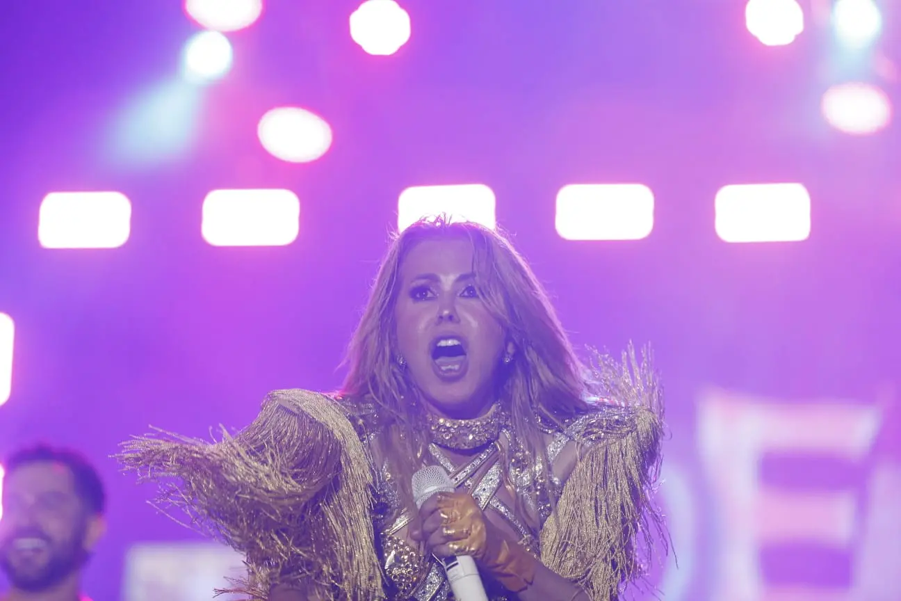 Imagem da notícia Joelma presenteia fã com R$ 500 e canta ao lado de cover famoso em Fortaleza