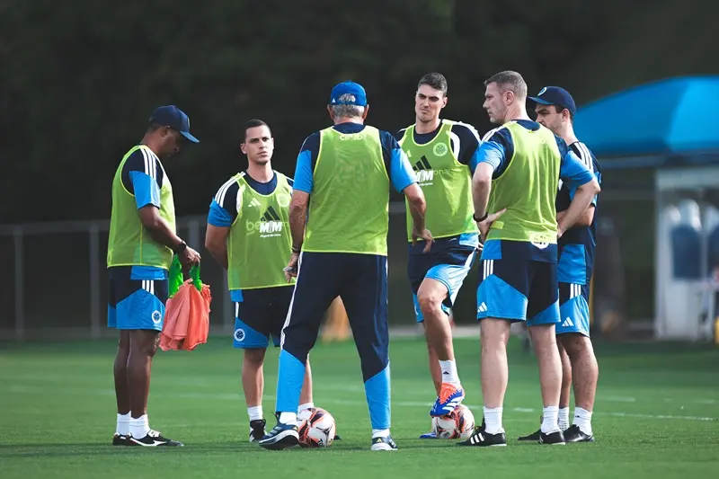 Jogadores do Cruzeiro em treinamento