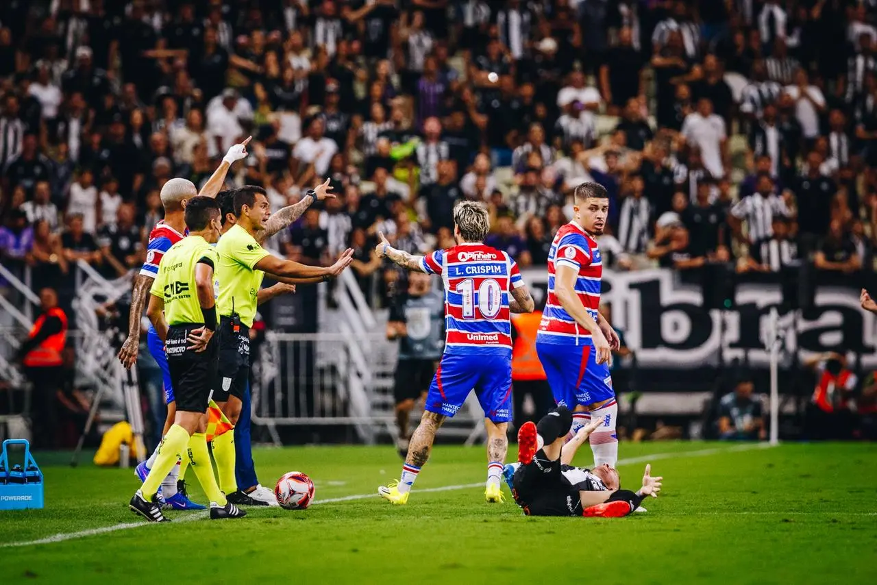 Foto de Lucas Gazal no Clássico-Rei
