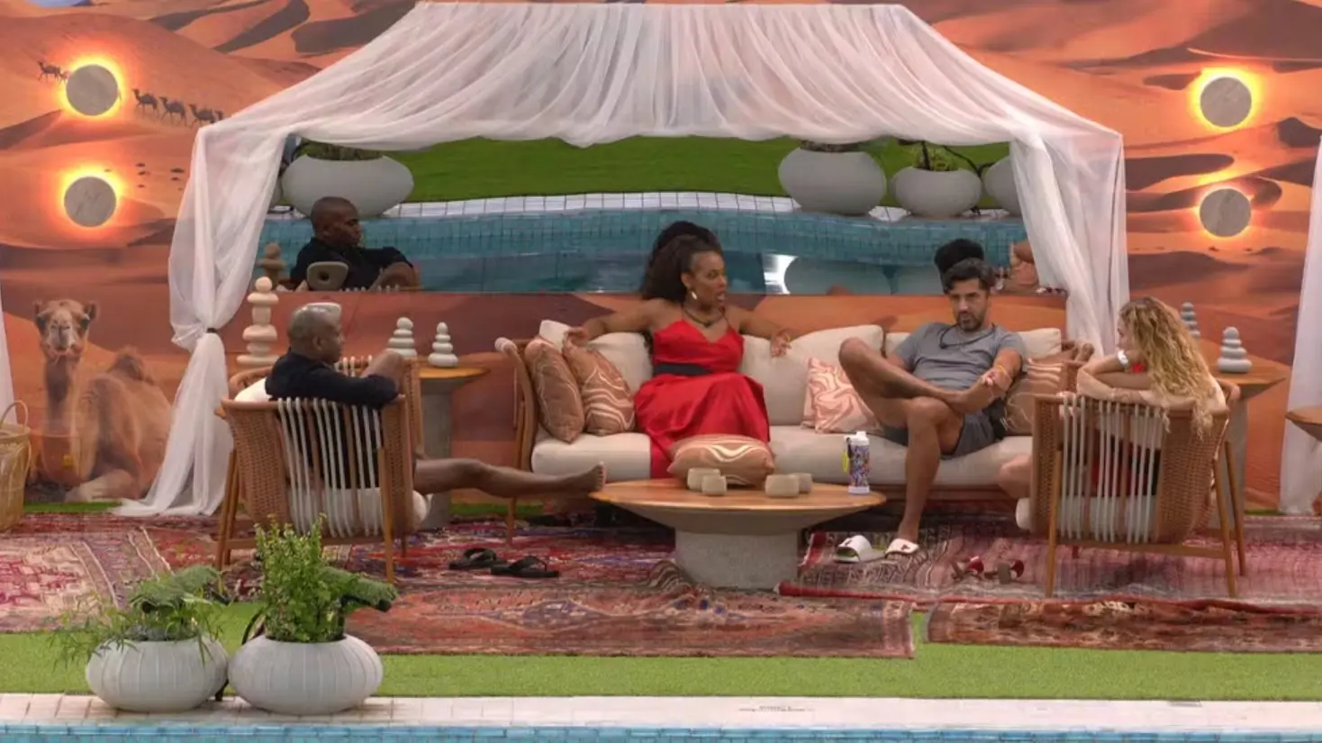 foto de Sarah, Cowboy, Sol Vega e Capeta sentados em sofá no jardim do BBB 26.