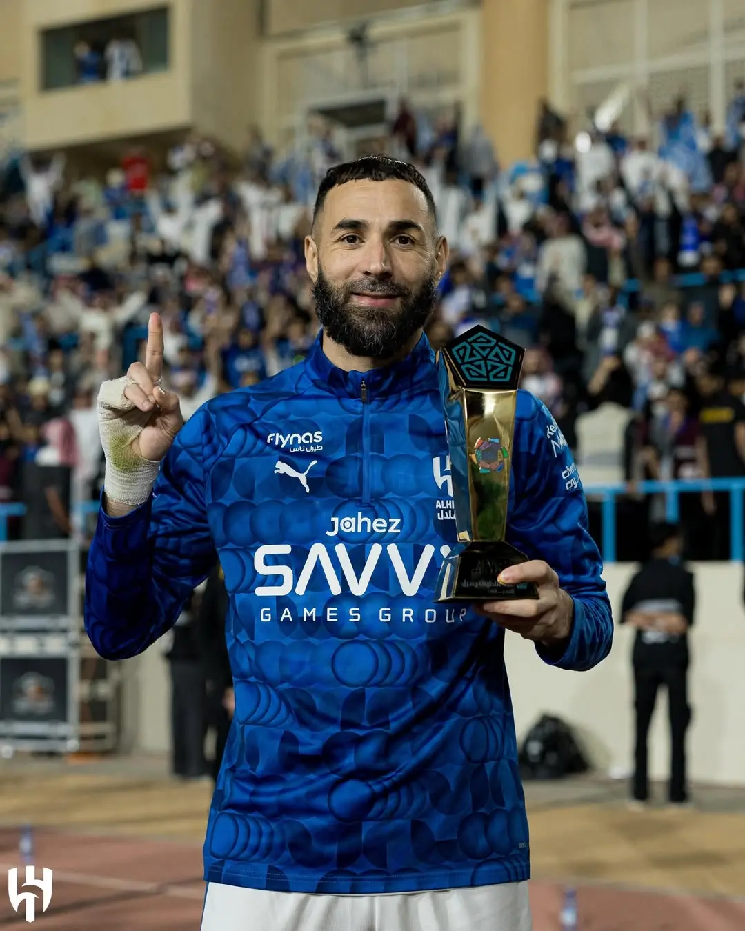 Benzema segura troféu de melhor em campo pelo Al Hilal