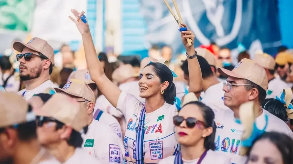 foto de foliões em Carnaval de Fortaleza.