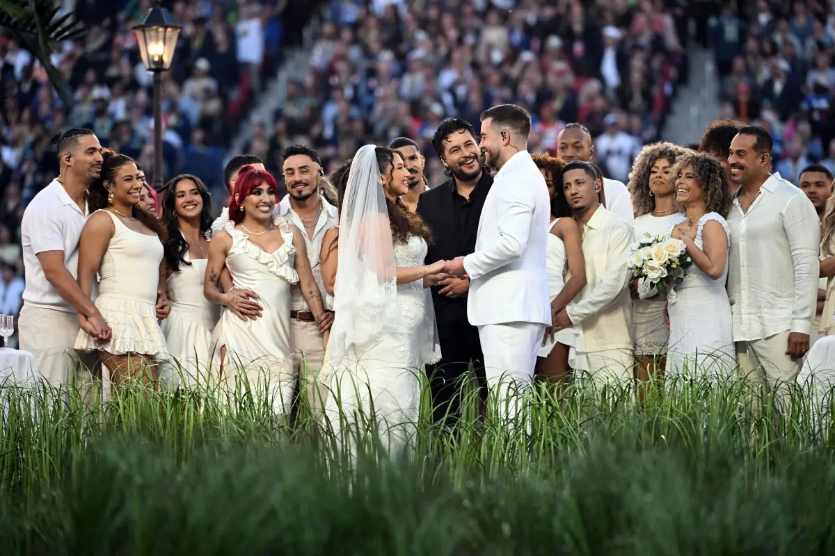 Casamento durante a apresentação do cantor porto-riquenho Bad Bunny no Super Bowl LX Patriots vs Seahawks no Apple Music Halftime Show.