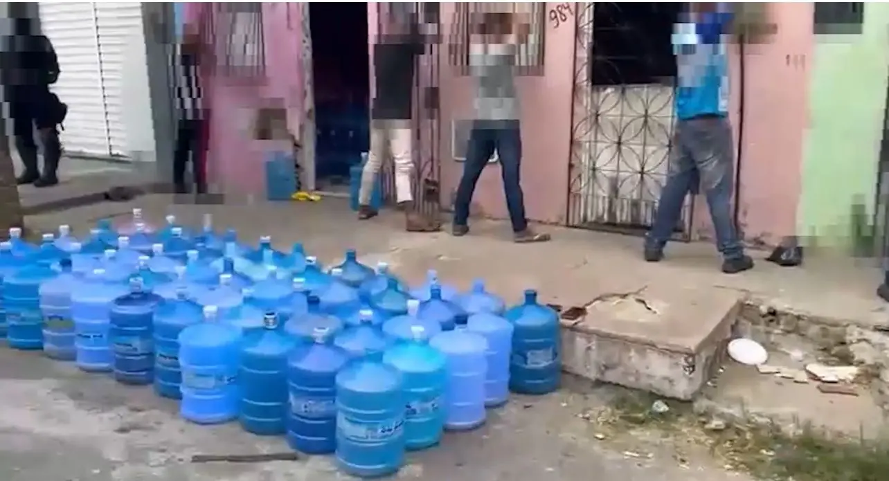 imagem de garrafões de água mineral em Sobral, no Interior do Ceará.