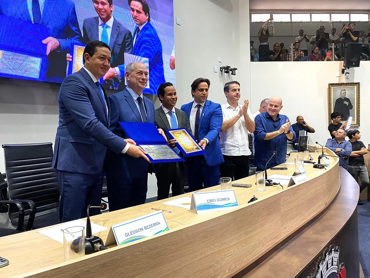 Ciro Gomes recebe Comenda do Legislativo da Câmara Municipal de Juazeiro do Norte.