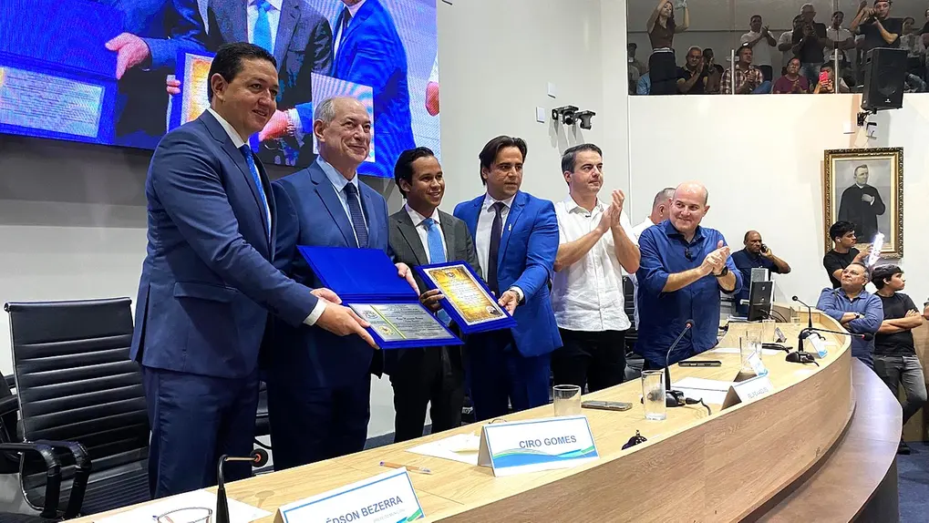 Ciro Gomes recebe Comenda do Legislativo da Câmara Municipal de Juazeiro do Norte.