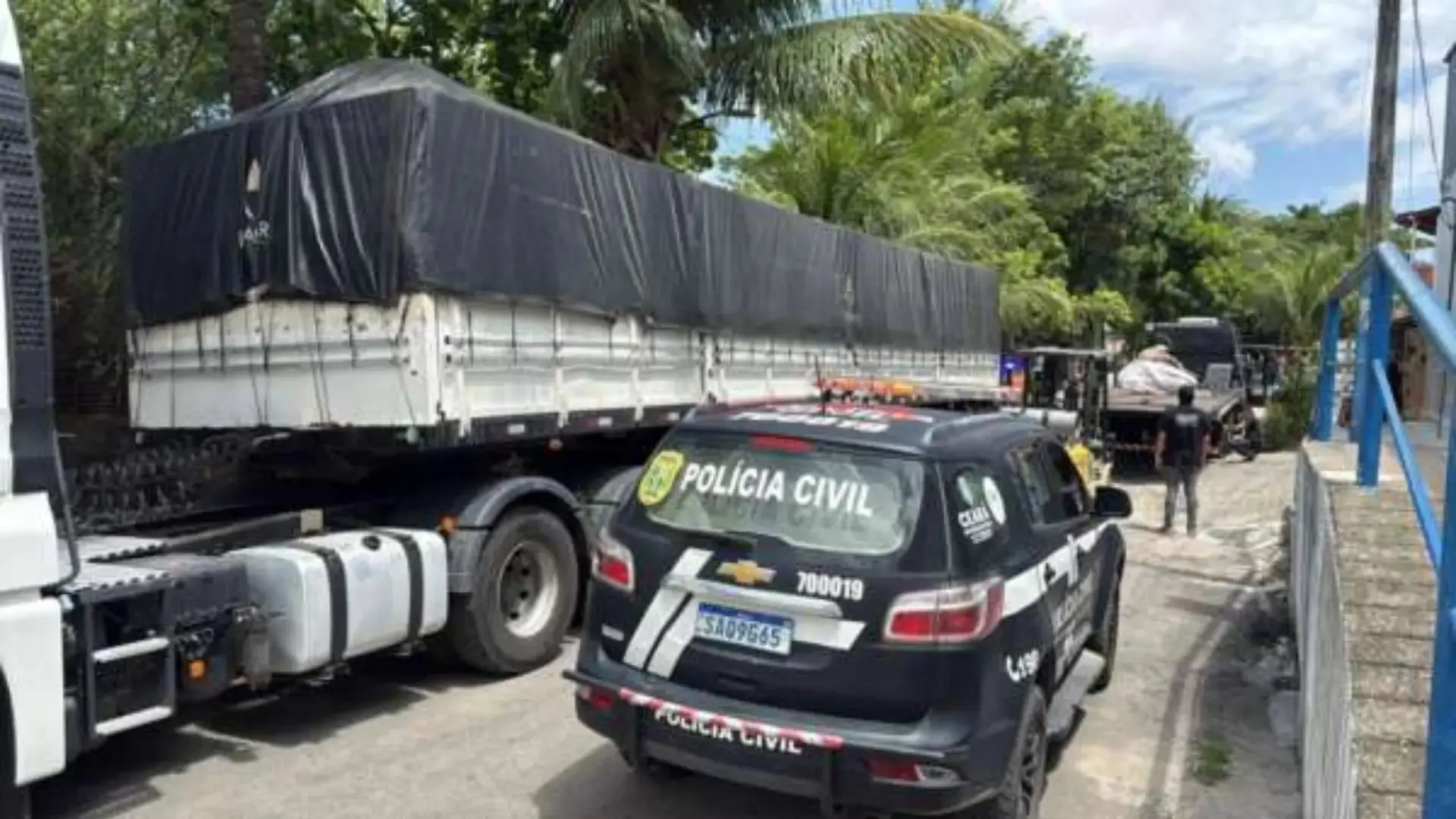 Foto de caminhão com 11,7 toneladas de cobre apreendidos no Ceará.