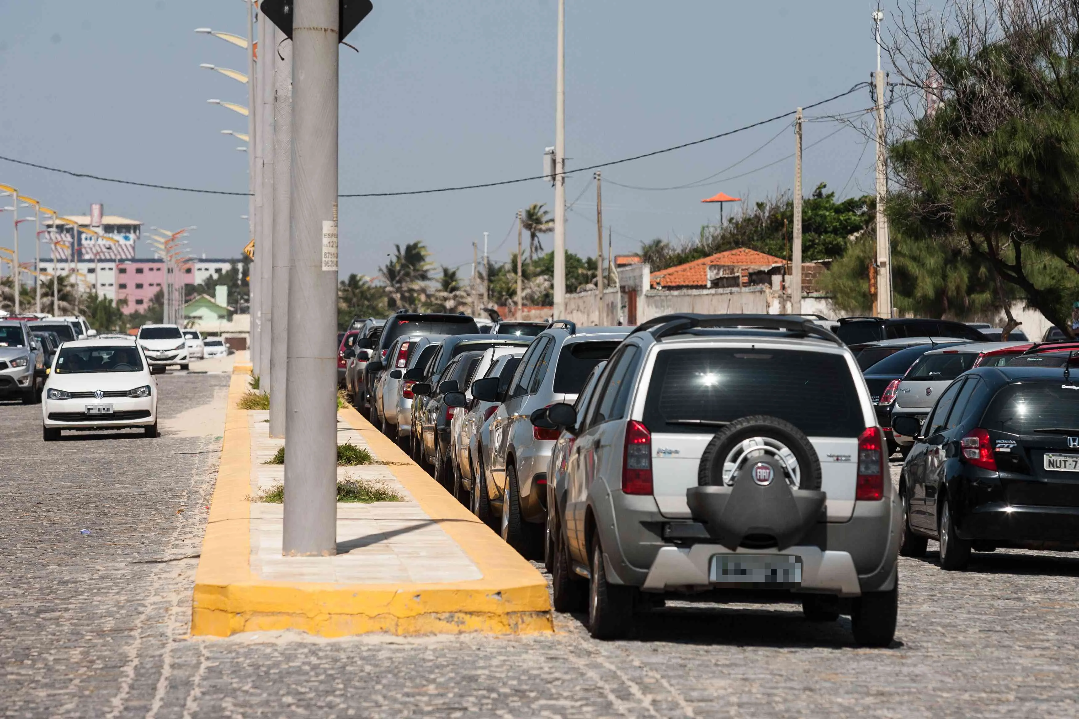 Estacionar junto ao canteiro central de vias não é permitido pela legislação.