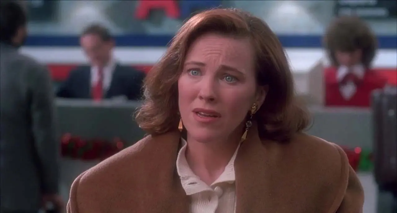 Imagem da atriz Catherine O'Hara, de Esqueceram de Mim, que teve a causa da morte divulgada.