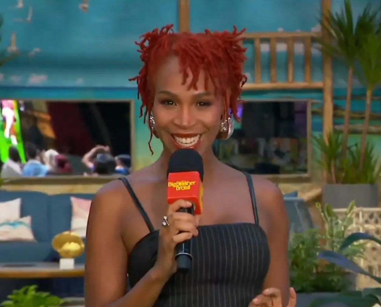 Imagem da ex-participante Karol Conká no BBB Experience, em São Paulo, segurando um microfone.