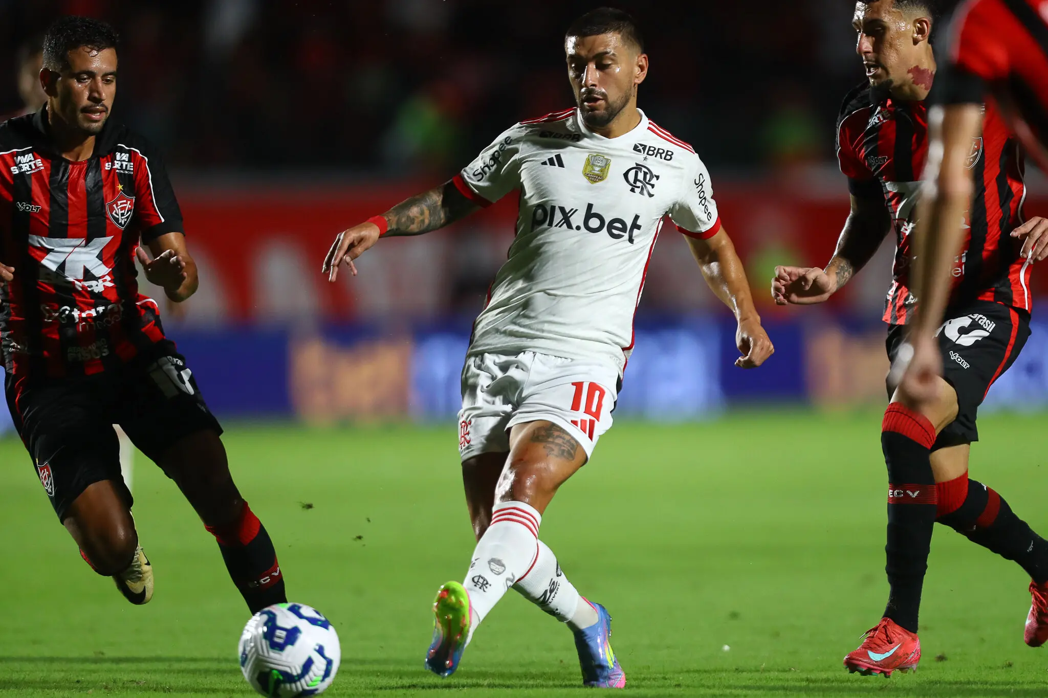 Foto de Arrascaeta durante Vitória x Flamengo na Série A do Brasileirão