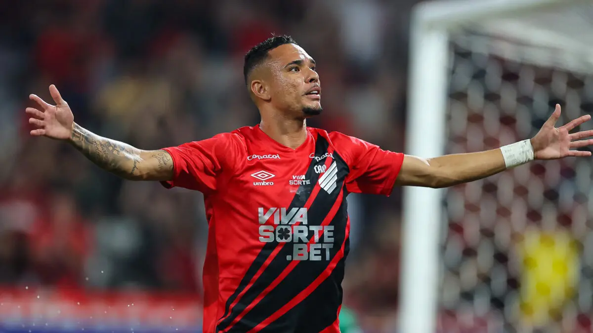 Foto do atacante Luiz Fernando, do Athletico-PR